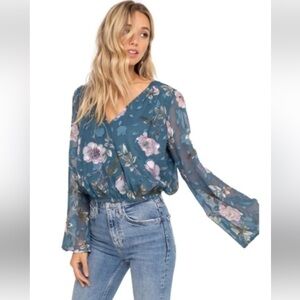 ASTR The Label Women’s Blue Pink Floral Bell Sleeve Wrap Crop Top Blouse Size XL
